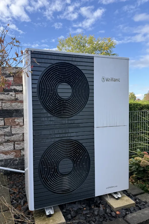 Neue Wärmepumpe am Haus mit Baujahr 1963