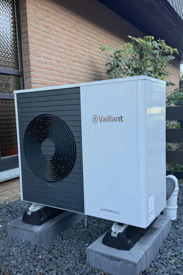 Neue Wärmepumpe am Haus mit Baujahr 1981