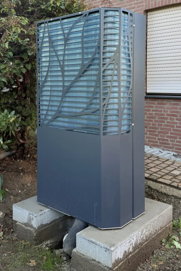 Neue Wärmepumpe am Haus mit Baujahr 1991