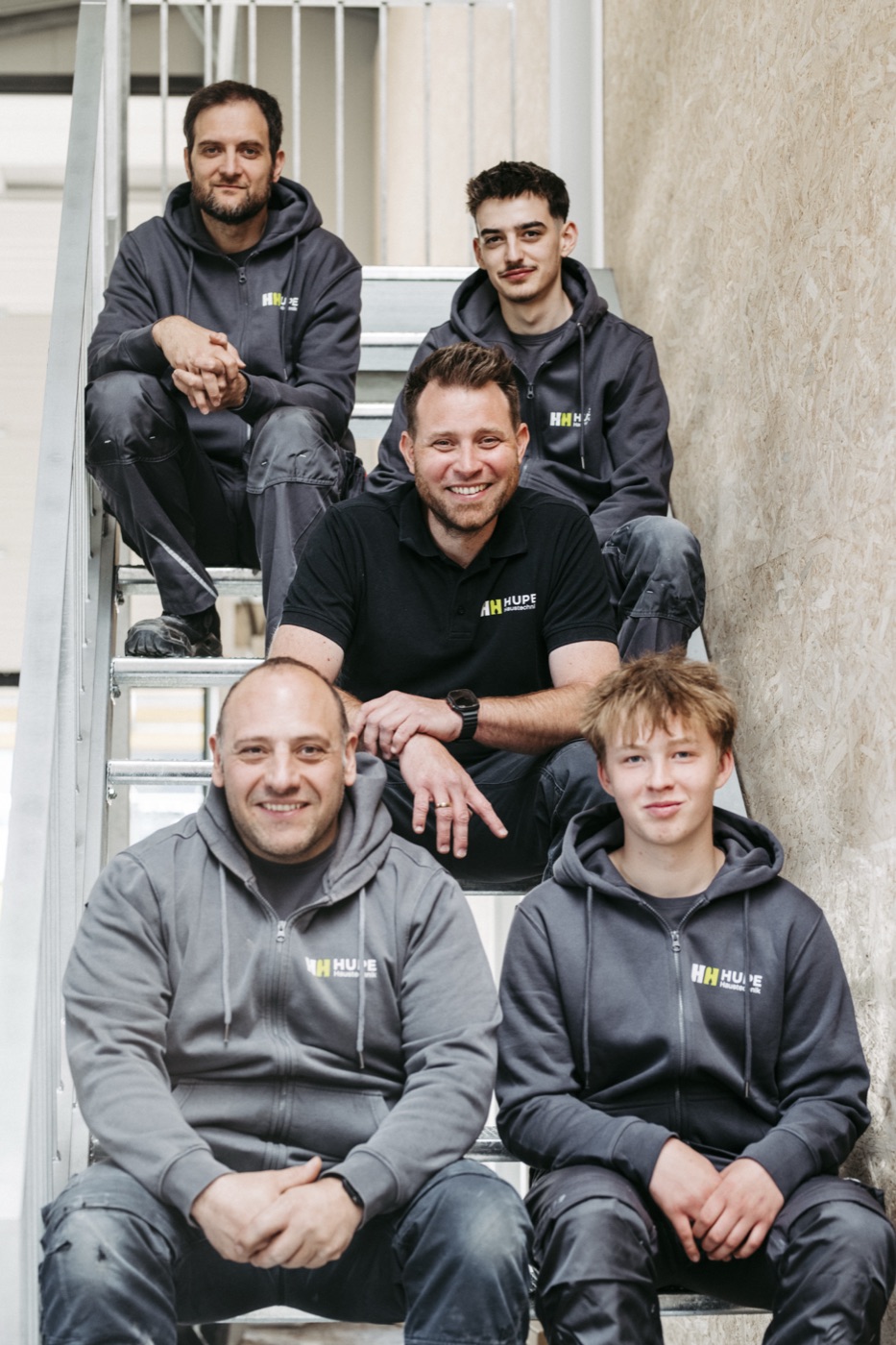 Das Team von Hupe Haustechnik auf einer Treppe